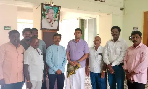 பா.ஜ.க. முன்னாள் நிர்வாகியை மீண்டும் கட்சி பணியாற்ற அழைத்த முன்னாள் பா.ஜ.க. நிர்வாகிகள் பா.ஜ.க. முன்னாள் நிர்வாகியை மீண்டும் கட்சி பணியாற்ற அழைத்த முன்னாள் பா.ஜ.க. நிர்வாகிகள்