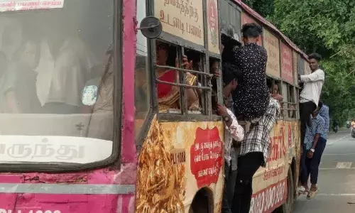 காலை, மாலை பள்ளி நேரங்களில் கூடுதல் பேருந்துகளை இயக்க வேண்டும்..! காலை, மாலை பள்ளி நேரங்களில் கூடுதல் பேருந்துகளை இயக்க வேண்டும்..!