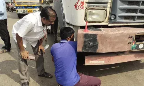 கனரக வாகனங்களில் அதிக ஒலி எழுப்பும் ஹாரன்கள்  பறிமுதல் கனரக வாகனங்களில் அதிக ஒலி எழுப்பும் ஹாரன்கள்  பறிமுதல்