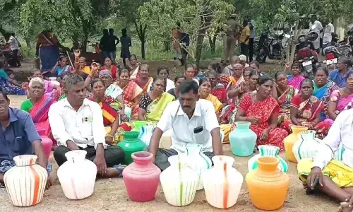 எட்டயபுரத்தில் காலிக்குடங்களுடன் பொதுமக்கள் முற்றுகைப் போராட்டம் எட்டயபுரத்தில் காலிக்குடங்களுடன் பொதுமக்கள் முற்றுகைப் போராட்டம்
