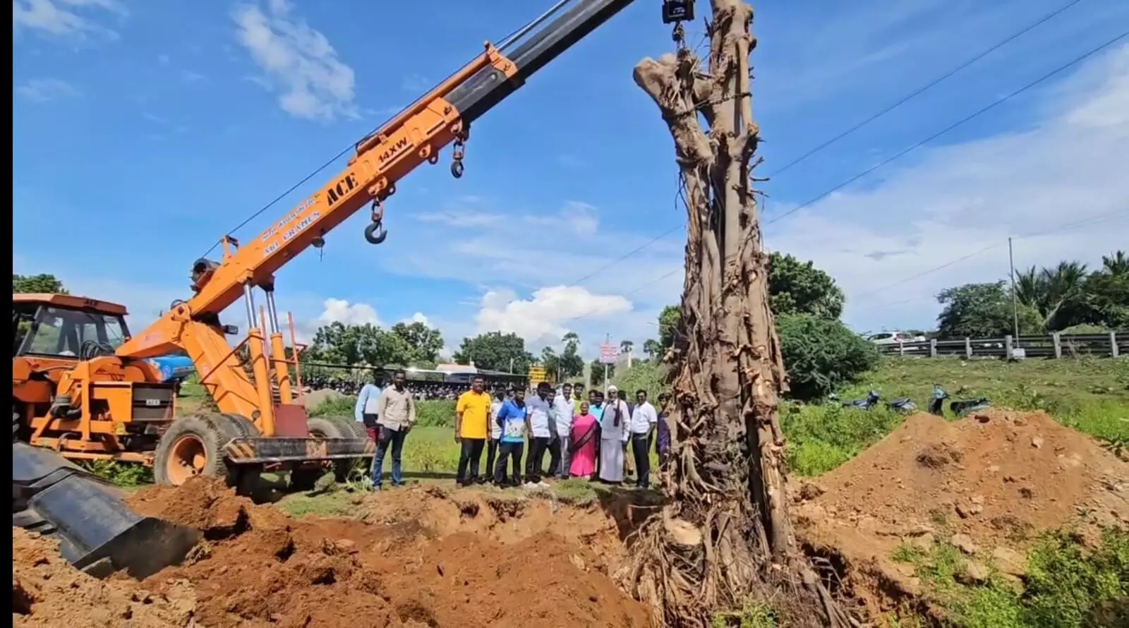 வாலாஜாபாத் ரயில் நிலைய வளாகத்தில் பழமையான அரசமரம், ஆலமரம் நவீன முறையில் நடவு வாலாஜாபாத் ரயில் நிலைய வளாகத்தில் பழமையான அரசமரம், ஆலமரம் நவீன முறையில் நடவு