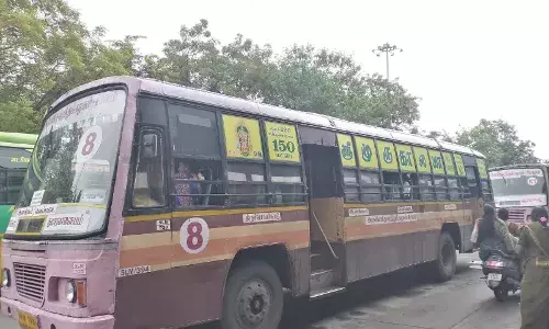 வழி விடாமல் நிறுத்திய அரசு பேருந்து ஓட்டுனரால் இதர பேருந்துகள் செல்ல அவதி! வழி விடாமல் நிறுத்திய அரசு பேருந்து ஓட்டுனரால் இதர பேருந்துகள் செல்ல அவதி!