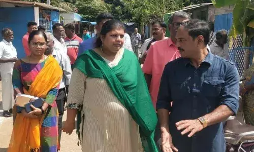 இலங்கை தமிழர் முகாமில் அயலக தமிழர் மறுவாழ்வுத்துறை ஆணையர் ஆய்வு..! இலங்கை தமிழர் முகாமில் அயலக தமிழர் மறுவாழ்வுத்துறை ஆணையர் ஆய்வு..!