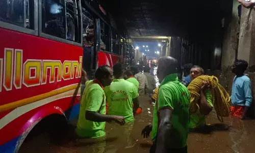கோவில்பட்டி ரயில்வே சுரங்கப் பாலத்தில் பயணிகளுடன் சிக்கிய பேருந்து கோவில்பட்டி ரயில்வே சுரங்கப் பாலத்தில் பயணிகளுடன் சிக்கிய பேருந்து