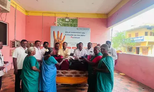 தூய்மை பணியாளர்களுக்கு சீருடை வழங்கிய நகராட்சி தலைவர்! தூய்மை பணியாளர்களுக்கு சீருடை வழங்கிய நகராட்சி தலைவர்!