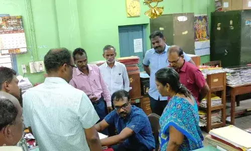 கோவில்பட்டி மின்வாரிய செயற்பொறியாளர் அலுவலகத்தில் லஞ்ச ஒழிப்பு போலீசார் சோதனை கோவில்பட்டி மின்வாரிய செயற்பொறியாளர் அலுவலகத்தில் லஞ்ச ஒழிப்பு போலீசார் சோதனை
