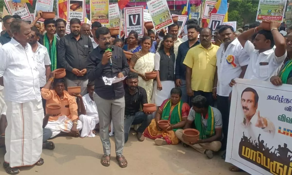 அறிவு சாரா நகரத்தை எதிர்த்து பாமக சார்பில் விவசாயிகள் ஆர்ப்பாட்டம் அறிவு சாரா நகரத்தை எதிர்த்து பாமக சார்பில் விவசாயிகள் ஆர்ப்பாட்டம்