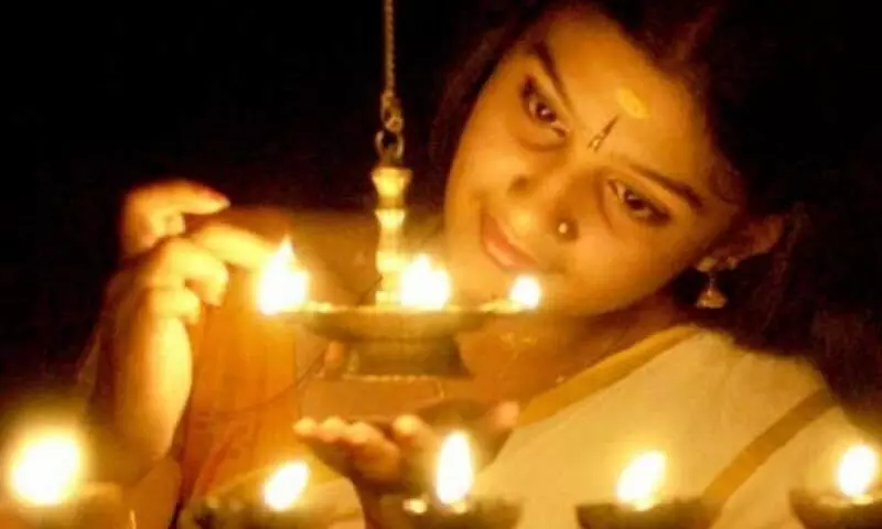 தீபாவளி பண்டிகை நாளில் வீட்டில் விளக்கேற்றும் முறையினை தெரிந்து கொள்ளுங்கள்..! தீபாவளி பண்டிகை நாளில் வீட்டில் விளக்கேற்றும் முறையினை தெரிந்து கொள்ளுங்கள்..!