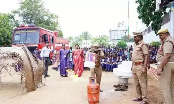 பள்ளி மாணவா்களுக்கு பாதுகாப்பான தீபாவளி கொண்டாட விழிப்புணா்வு பள்ளி மாணவா்களுக்கு பாதுகாப்பான தீபாவளி கொண்டாட விழிப்புணா்வு