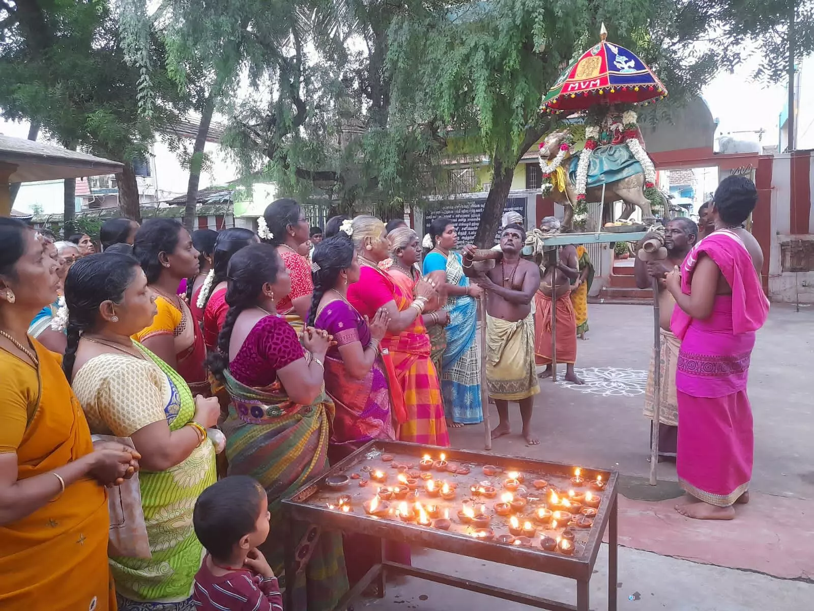சோழவந்தான் பகுதி கோயில்களில், பிரதோஷ வழிபாடுகள்: பக்தர்கள் தரிசனம்! சோழவந்தான் பகுதி கோயில்களில், பிரதோஷ வழிபாடுகள்: பக்தர்கள் தரிசனம்!