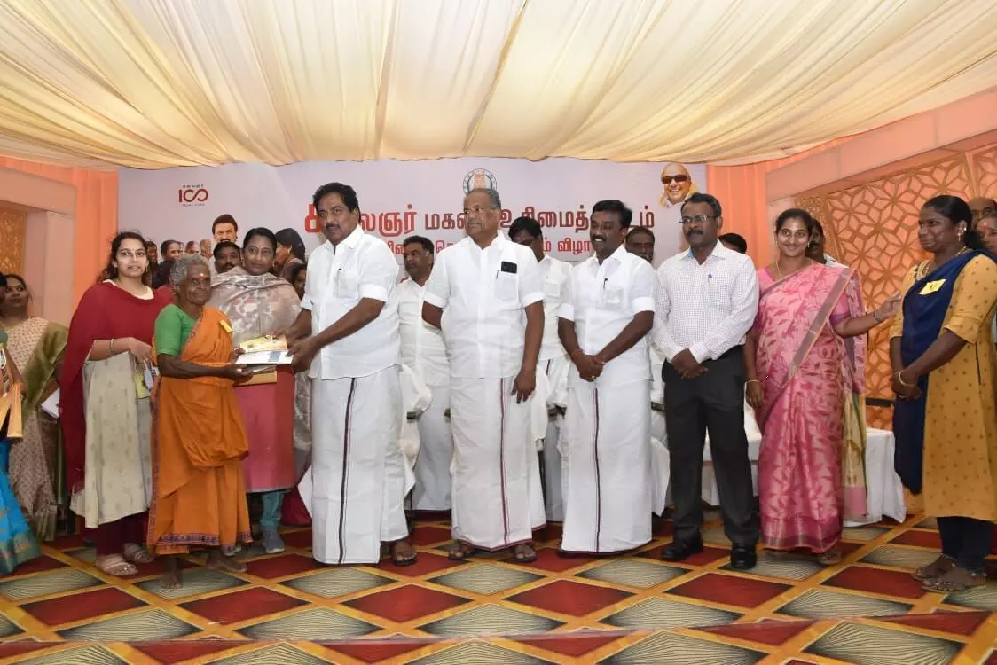 மதுரையில் கலைஞர் மகளிர் உரிமைத் திட்ட தொகை: அமைச்சர் பி. மூர்த்தி வழங்கல் மதுரையில் கலைஞர் மகளிர் உரிமைத் திட்ட தொகை: அமைச்சர் பி. மூர்த்தி வழங்கல்