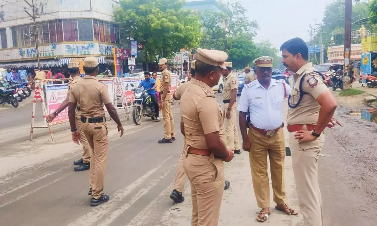 தீபாவளி பாதுகாப்பு ஏற்பாடுகள்: தூத்துக்குடியில் எஸ்.பி. நேரில் ஆய்வு தீபாவளி பாதுகாப்பு ஏற்பாடுகள்: தூத்துக்குடியில் எஸ்.பி. நேரில் ஆய்வு