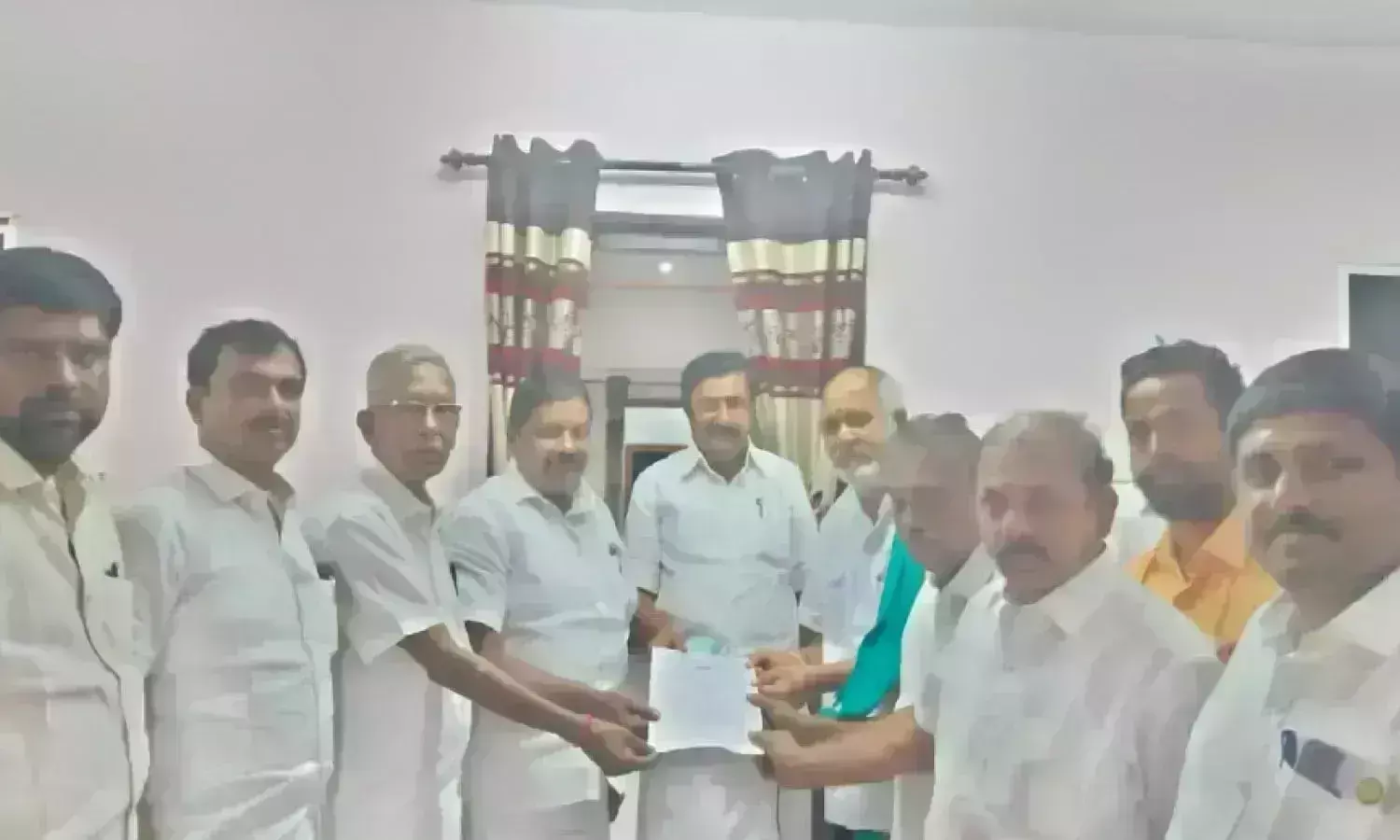 வெள்ளக்கோவில்; விசைத்தறி தொழிலாளா் தீபாவளி போனஸ் ஒப்பந்தம் வெள்ளக்கோவில்; விசைத்தறி தொழிலாளா் தீபாவளி போனஸ் ஒப்பந்தம்