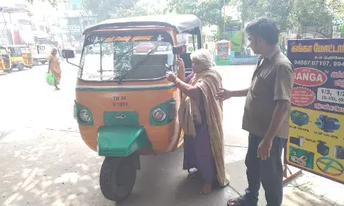 தீபாவளியில் தாயை அனாதையாக   விட்டு சென்ற மகன்! தீபாவளியில் தாயை அனாதையாக   விட்டு சென்ற மகன்!