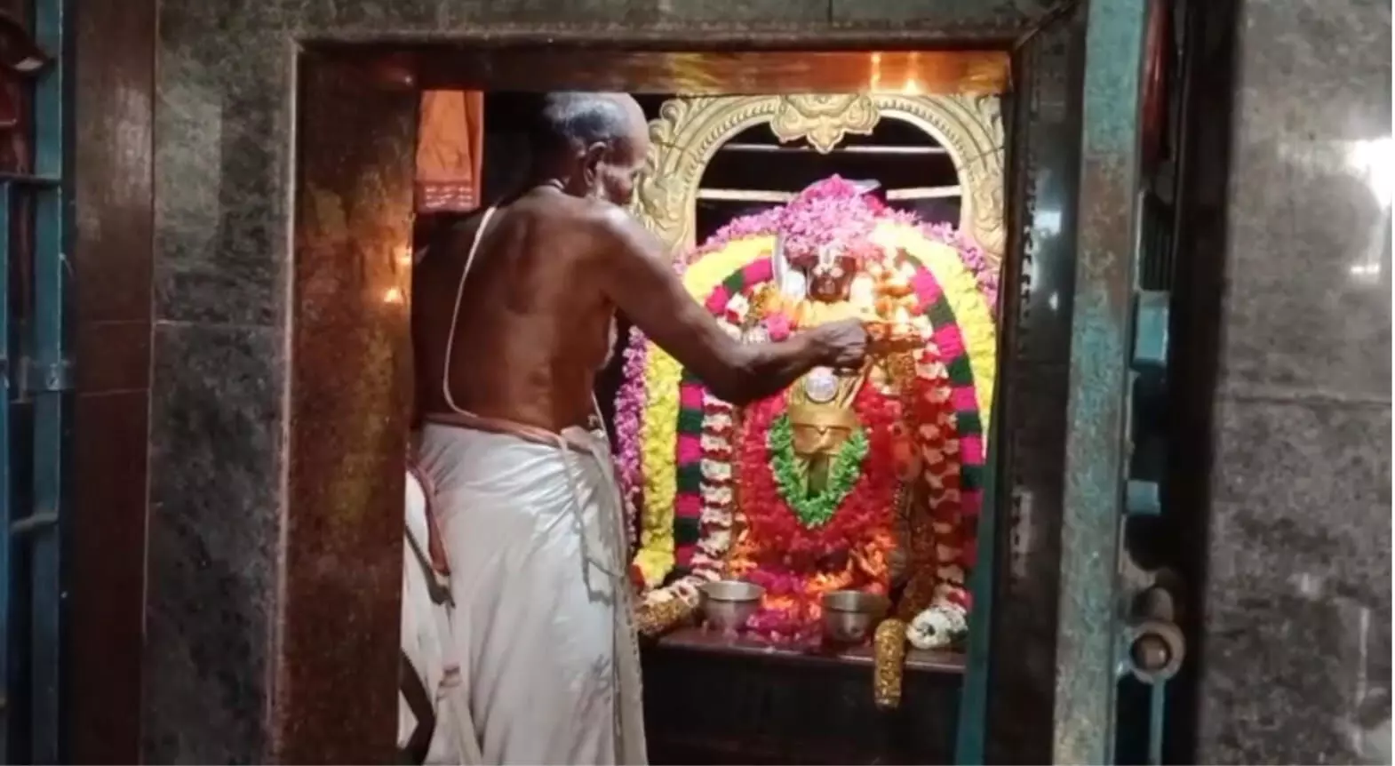 Amavasai Special Pooja ஆஞ்சநேயர் கோவிலில் ஐப்பசி அமாவாசை சிறப்பு வழிபாடு. Amavasai Special Pooja ஆஞ்சநேயர் கோவிலில் ஐப்பசி அமாவாசை சிறப்பு வழிபாடு.