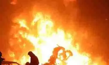 Fire gutted in Furniture Showroom-பெங்களூரில் ஃபர்னிச்சர் ஷோரூமில்  பயங்கர தீ விபத்து..!
