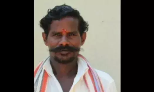 ஸ்ரீவைகுண்டம் அருகே தொழிலாளி வெட்டிக் கொலை: போலீஸ் குவிப்பு ஸ்ரீவைகுண்டம் அருகே தொழிலாளி வெட்டிக் கொலை: போலீஸ் குவிப்பு