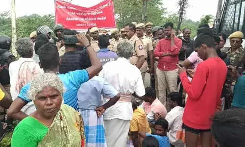 ஸ்ரீவைகுண்டம் அருகே தொழிலாளி கொலை: உறவினர்கள் போராட்டம் ஸ்ரீவைகுண்டம் அருகே தொழிலாளி கொலை: உறவினர்கள் போராட்டம்