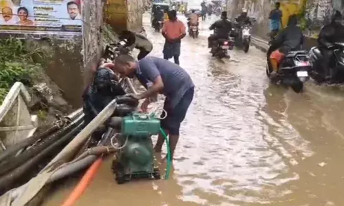 தேங்கிய மழை நீரை நகராட்சி ஊழியர்கள் மோட்டார் வைத்து வெளியேற்றம்..! தேங்கிய மழை நீரை நகராட்சி ஊழியர்கள் மோட்டார் வைத்து வெளியேற்றம்..!