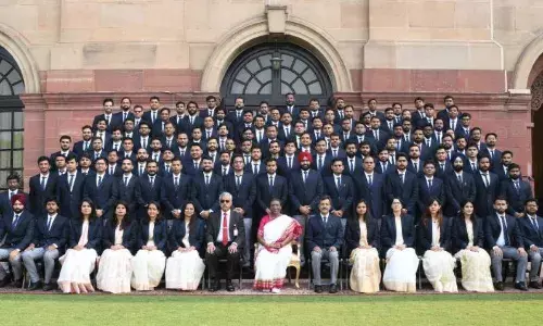 ராணுவ தளவாட தொழிற்சாலைகள் பணி அதிகாரிகள் குடியரசுத் தலைவருடன் சந்திப்பு ராணுவ தளவாட தொழிற்சாலைகள் பணி அதிகாரிகள் குடியரசுத் தலைவருடன் சந்திப்பு