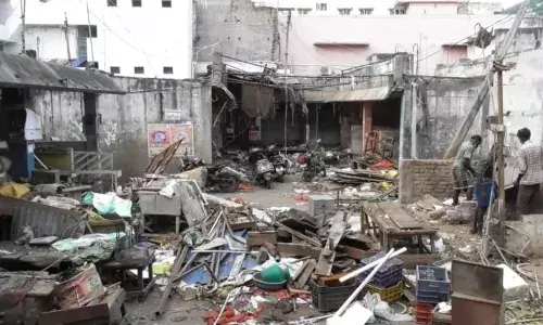 பழைய மார்க்கெட்டை அகற்றி புதிய மார்க்கெட் பணிகள் துவக்கம்..! பழைய மார்க்கெட்டை அகற்றி புதிய மார்க்கெட் பணிகள் துவக்கம்..!