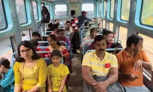 ஊட்டி மலை ரயில் மீண்டும் இயக்கம்: சுற்றுலா பயணிகள் உற்சாகம் ஊட்டி மலை ரயில் மீண்டும் இயக்கம்: சுற்றுலா பயணிகள் உற்சாகம்