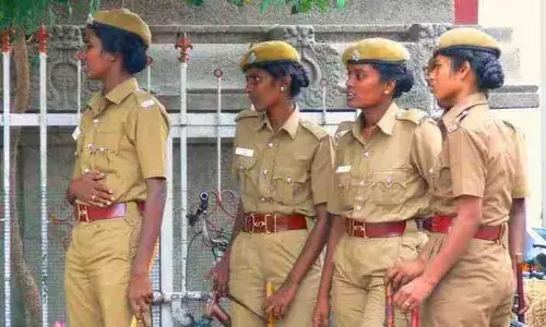 Let Us Respect Women Police-பெண் போலீசாருக்கு சிறப்பு மரியாதை செலுத்துவோம்..! Let Us Respect Women Police-பெண் போலீசாருக்கு சிறப்பு மரியாதை செலுத்துவோம்..!