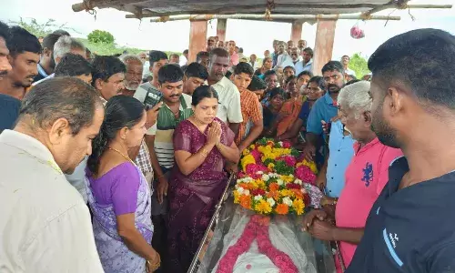 உறுப்புகள் தானம் செய்த விவசாயி உடலிற்கு அரசு மரியாதையுடன் இறுதி சடங்கு உறுப்புகள் தானம் செய்த விவசாயி உடலிற்கு அரசு மரியாதையுடன் இறுதி சடங்கு
