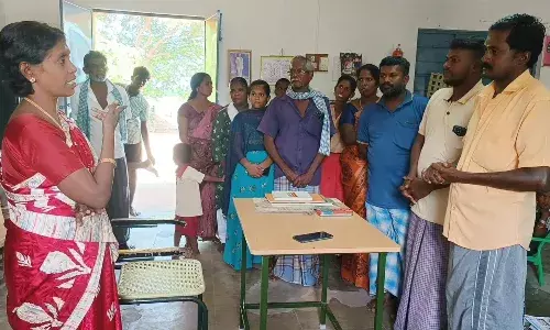 கோவில்பட்டி அருகே குழந்தைகளை பள்ளிக்கு அனுப்ப மறுத்து பெற்றோர் போராட்டம் கோவில்பட்டி அருகே குழந்தைகளை பள்ளிக்கு அனுப்ப மறுத்து பெற்றோர் போராட்டம்
