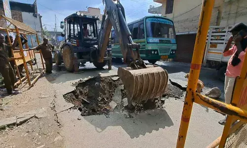 திடீர் சாலை பள்ளத்தால்  போக்குவரத்து பாதிப்பு திடீர் சாலை பள்ளத்தால்  போக்குவரத்து பாதிப்பு