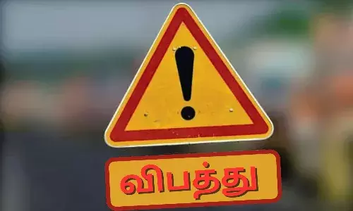 டயர் வெடித்து நின்ற லாரி மீது மற்றொரு லாரி மோதி ஒருவர் பலி, ஒருவர் படுகாயம்..! டயர் வெடித்து நின்ற லாரி மீது மற்றொரு லாரி மோதி ஒருவர் பலி, ஒருவர் படுகாயம்..!