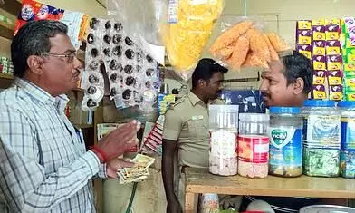 பரமத்திவேலூர் பகுதி கடைகளில் உணவு பாதுகாப்புத் துறை அதிகாரிகள் ஆய்வு பரமத்திவேலூர் பகுதி கடைகளில் உணவு பாதுகாப்புத் துறை அதிகாரிகள் ஆய்வு