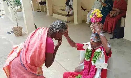 கோவில்பட்டியில் போராட்டம் நடத்தியவரிடம் ஆசீர்வாதம் பெற்ற மூதாட்டி கோவில்பட்டியில் போராட்டம் நடத்தியவரிடம் ஆசீர்வாதம் பெற்ற மூதாட்டி