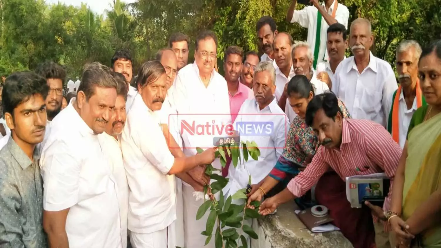 அந்தியூரில் ரூ.12 லட்சம் மதிப்பீட்டில் மகாத்மா காந்திக்கு மணிமண்டபம் அந்தியூரில் ரூ.12 லட்சம் மதிப்பீட்டில் மகாத்மா காந்திக்கு மணிமண்டபம்
