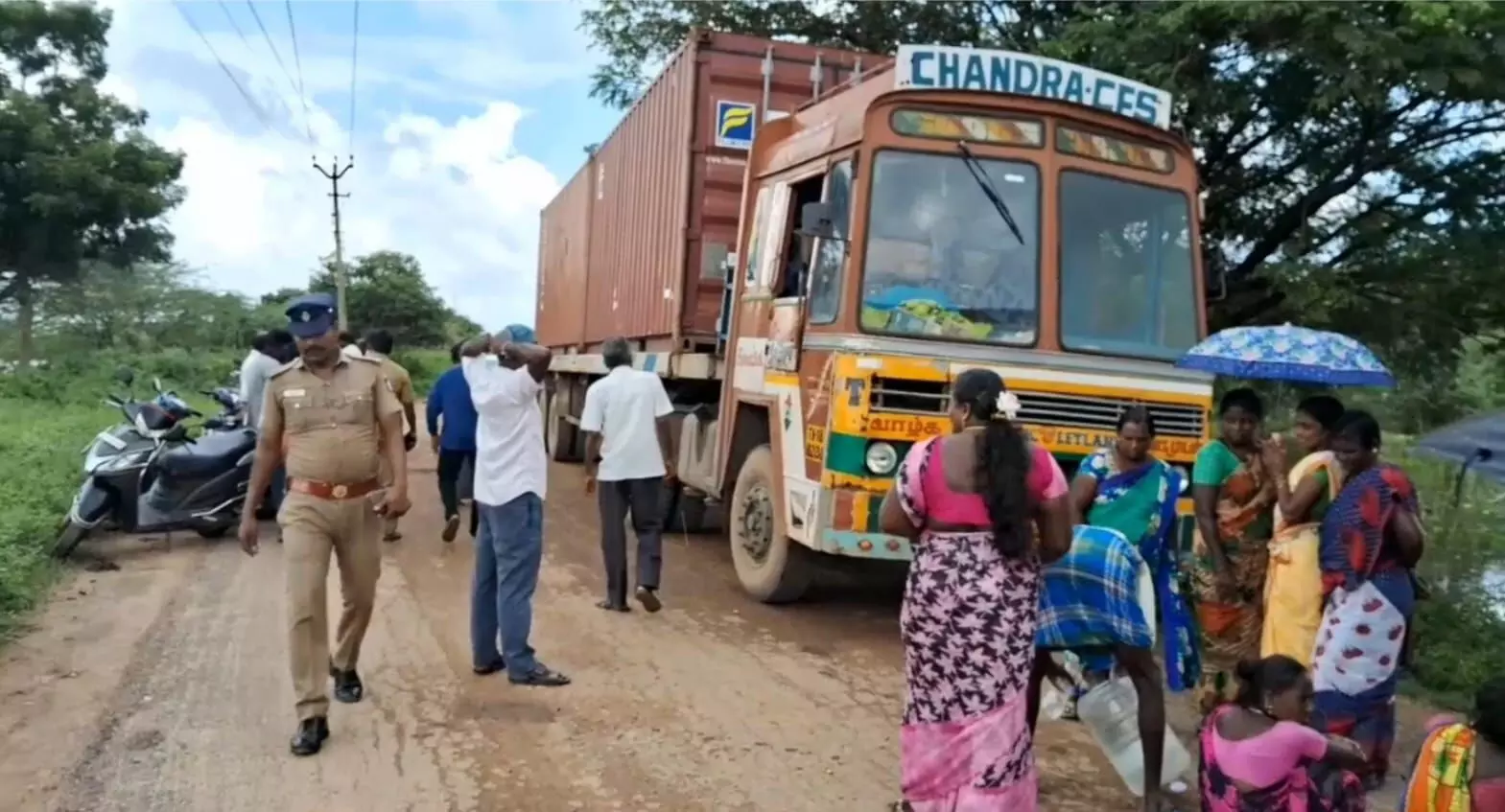 மீஞ்சூர் அருகே சேதமடைந்த சாலையை சீரமைக்க கோரி சாலை மறியல் போராட்டம் மீஞ்சூர் அருகே சேதமடைந்த சாலையை சீரமைக்க கோரி சாலை மறியல் போராட்டம்