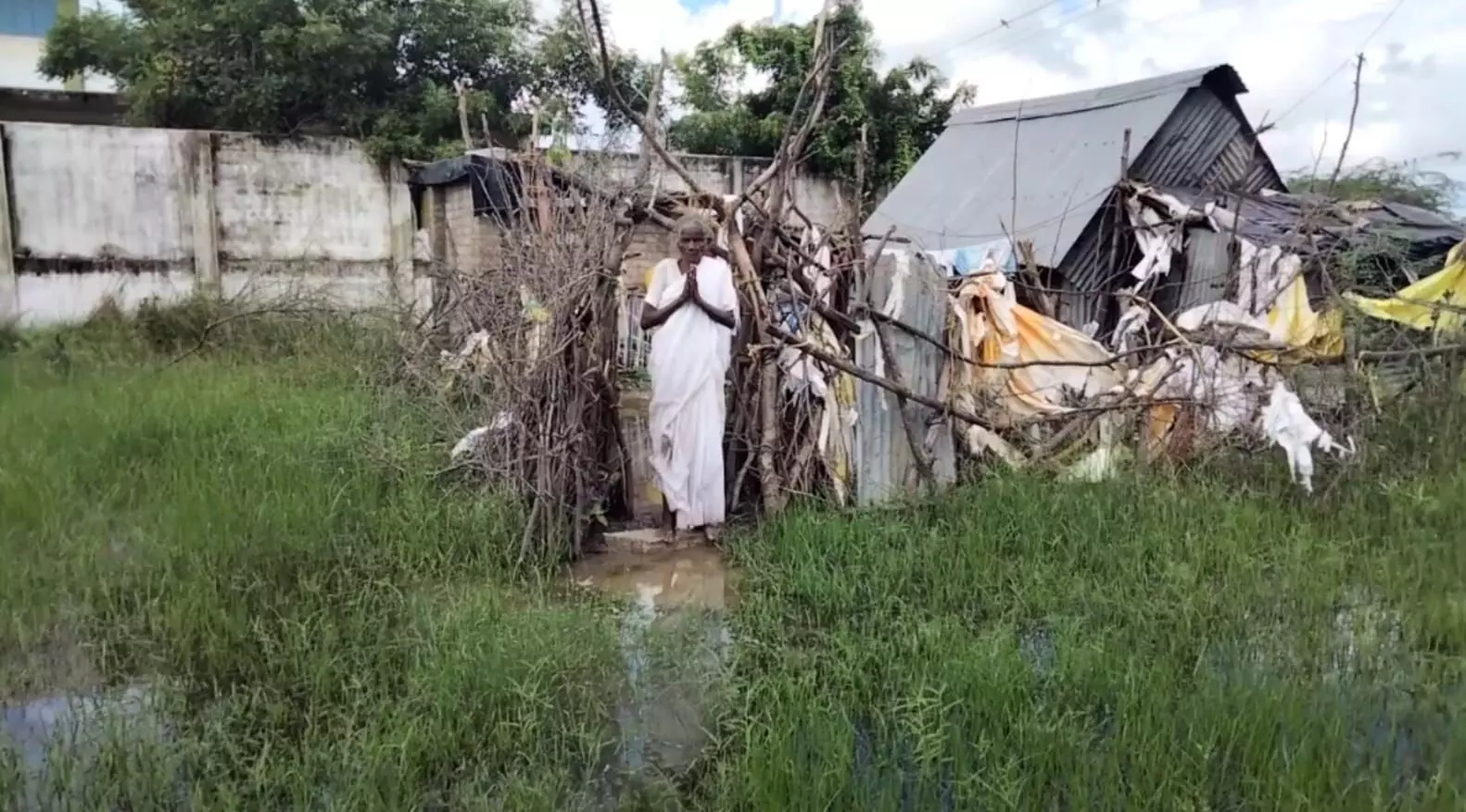 மழை நீர் வீட்டை சூழ்ந்ததால் அடிப்படை வசதிகள் இன்றி ஆடுகளுடன் வாழும் மூதாட்டி மழை நீர் வீட்டை சூழ்ந்ததால் அடிப்படை வசதிகள் இன்றி ஆடுகளுடன் வாழும் மூதாட்டி