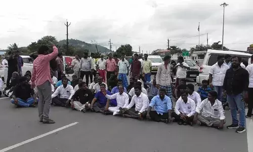 திருத்தணியில் புரட்சி பாரதம் நிர்வாகி படுகொலை கண்டித்து சாலை மறியல் திருத்தணியில் புரட்சி பாரதம் நிர்வாகி படுகொலை கண்டித்து சாலை மறியல்