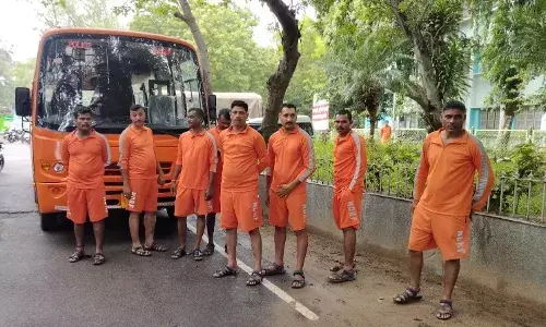 50 பேர் கொண்ட தேசிய பேரிடர் மீட்பு குழுவினர் காஞ்சிபுரம் வருகை. 50 பேர் கொண்ட தேசிய பேரிடர் மீட்பு குழுவினர் காஞ்சிபுரம் வருகை.