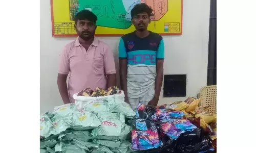 இராஜபாளையம் அருகே, புகையிலை பொருட்களை கடத்தியதாக இருவர் கைது:
