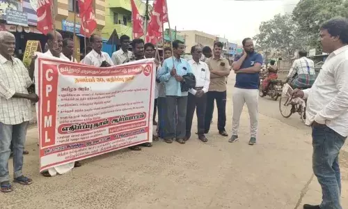 ஊத்துக்கோட்டையில் தமிழக அரசை கண்டித்து கம்யூனிஸ்ட் ஆர்ப்பாட்டம்..! ஊத்துக்கோட்டையில் தமிழக அரசை கண்டித்து கம்யூனிஸ்ட் ஆர்ப்பாட்டம்..!
