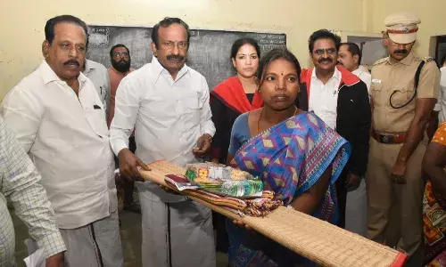 நிவாரண முகாம்களில் தங்கியுள்ளோருக்கு நிவாரண பொருட்கள்: அமைச்சர் முத்துசாமி வழங்கினார் நிவாரண முகாம்களில் தங்கியுள்ளோருக்கு நிவாரண பொருட்கள்: அமைச்சர் முத்துசாமி வழங்கினார்