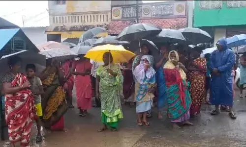 மழை நீருடன் கழிவு நீர் வருவதாக கூறி சாலை மறியல்