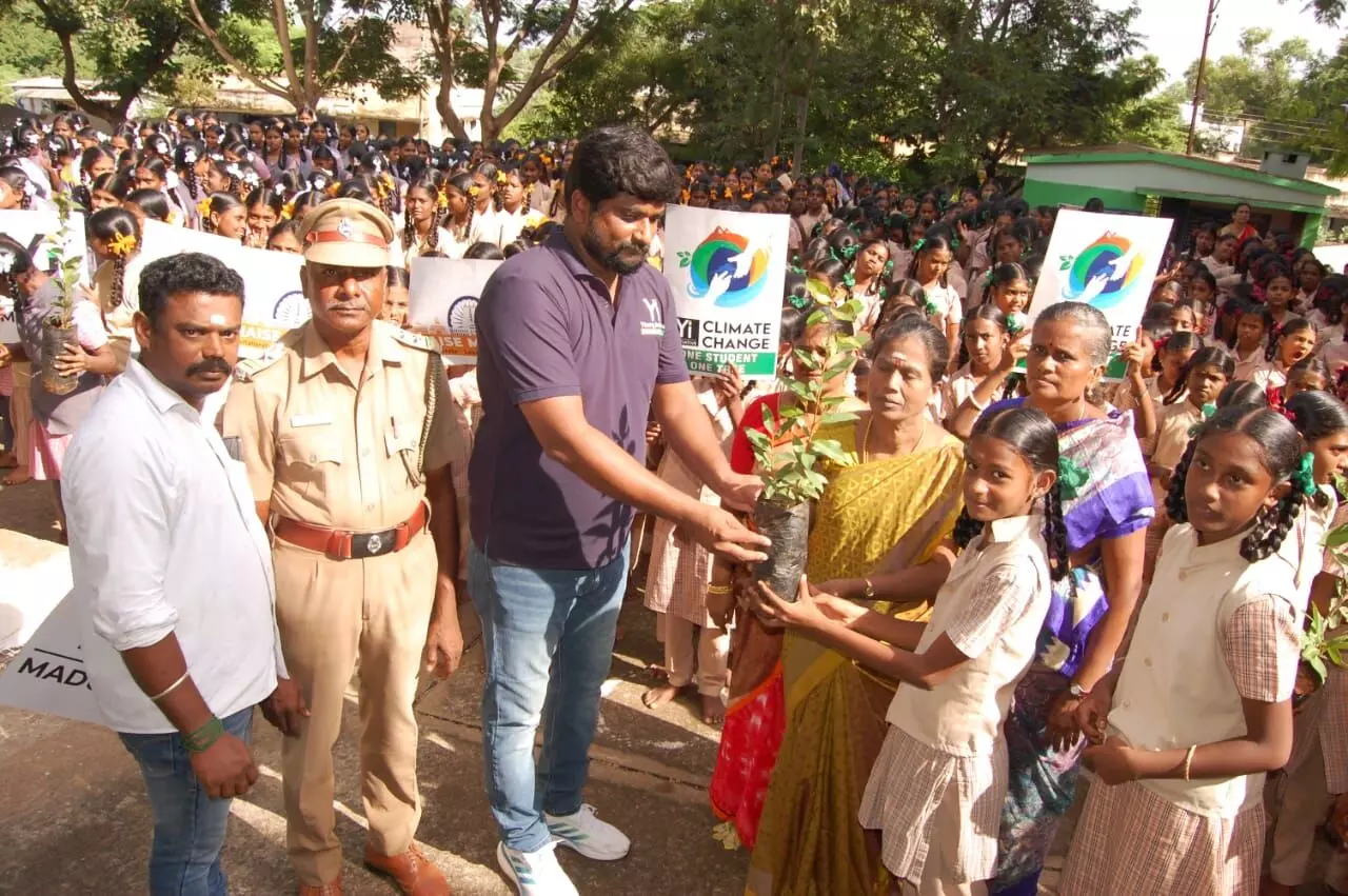 Sapling Issued To School Students மதுரை அருகே அலங்காநல்லூரில்பள்ளி மாணவர்களுக்கு மரக் கன்றுகள் விநியோகம் Sapling Issued To School Students மதுரை அருகே அலங்காநல்லூரில்பள்ளி மாணவர்களுக்கு மரக் கன்றுகள் விநியோகம்