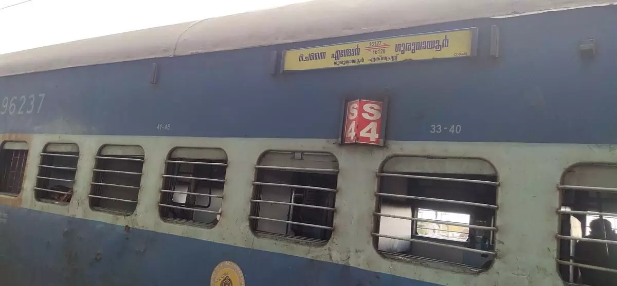 Train Delay For Engine Trouble மதுரைக்கு வந்த குருவாயூர் எக்ஸ்பிரஸ் இன்ஜின்பழுது: 2 மணி நேரம் தாமதம் Train Delay For Engine Trouble மதுரைக்கு வந்த குருவாயூர் எக்ஸ்பிரஸ் இன்ஜின்பழுது: 2 மணி நேரம் தாமதம்