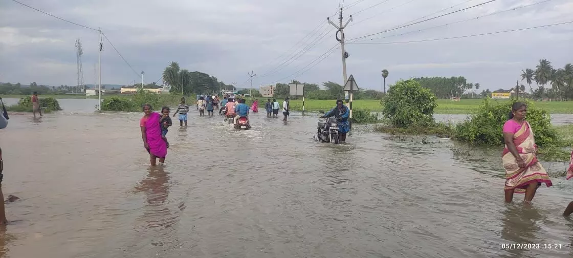 Heavy Rain Arani River Full ஆரணி ஆற்றில் மழை நீர் கரை புரண்டு ரோடுகளில் ஓடுவதால் போக்குவரத்து பாதிப்பு Heavy Rain Arani River Full ஆரணி ஆற்றில் மழை நீர் கரை புரண்டு ரோடுகளில் ஓடுவதால் போக்குவரத்து பாதிப்பு