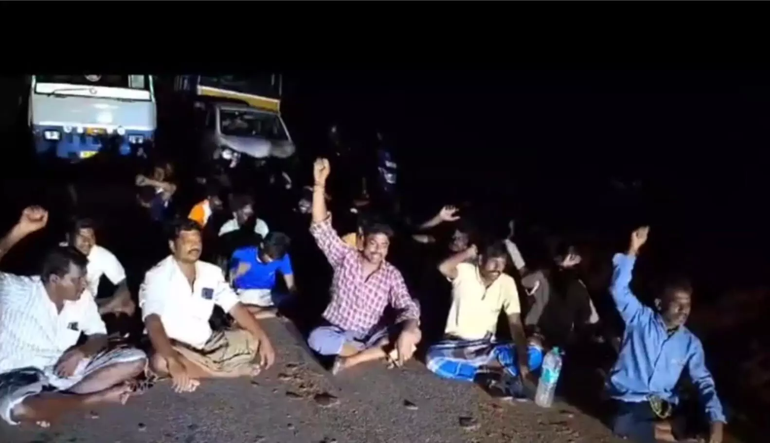 3 Days Power Cut Public Agitation மூன்று நாட்களாக மின்சாரம் நிறுத்தம் நடவடிக்கை கோரி பொது மக்கள் போராட்டம் 3 Days Power Cut Public Agitation மூன்று நாட்களாக மின்சாரம் நிறுத்தம் நடவடிக்கை கோரி பொது மக்கள் போராட்டம்