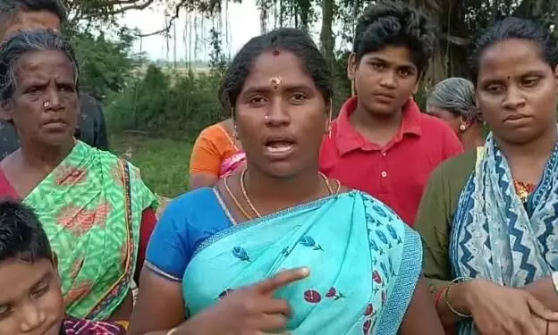 அலங்காநல்லூர் அருகே மயானத்தை ஆக்கிரமித்து, விளையாட்டு மைதானம் : கிராம மக்கள் எதிர்ப்பு..! அலங்காநல்லூர் அருகே மயானத்தை ஆக்கிரமித்து, விளையாட்டு மைதானம் : கிராம மக்கள் எதிர்ப்பு..!