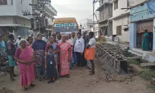 அம்மன் நகர் சாலை அமைப்பதில் முரண்பாடா?   சாலையில் திரண்ட பொதுமக்கள்..! அம்மன் நகர் சாலை அமைப்பதில் முரண்பாடா?   சாலையில் திரண்ட பொதுமக்கள்..!