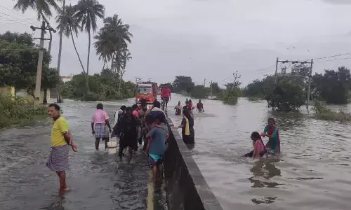 கன்னிகைப்பேர் ஏரி நிரம்பி சாலையில் ஓடும் தண்ணீர்: போக்குவரத்து பாதிப்பு..! கன்னிகைப்பேர் ஏரி நிரம்பி சாலையில் ஓடும் தண்ணீர்: போக்குவரத்து பாதிப்பு..!