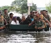 வெள்ளத்தில் சிக்கிய தந்தையை தேடி சென்ற மகன் உயிரிழப்பு: இது சென்னை சோகம் வெள்ளத்தில் சிக்கிய தந்தையை தேடி சென்ற மகன் உயிரிழப்பு: இது சென்னை சோகம்